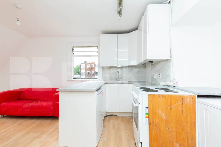 Top floor one double bedroom flat conveniently located close to transport Newnham Road, Wood Green